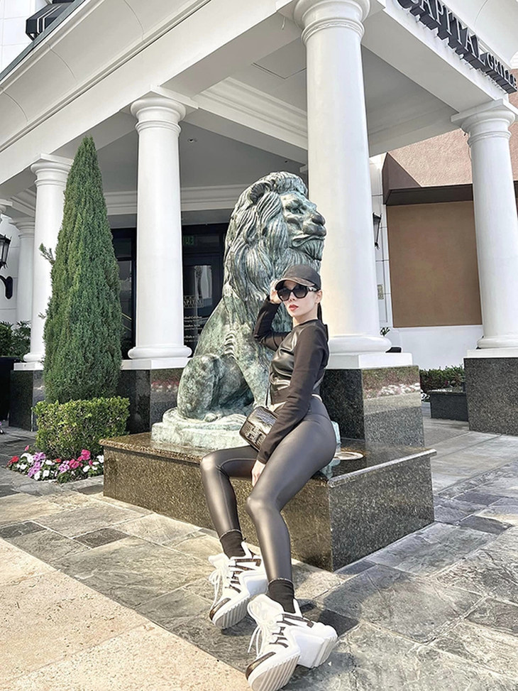 Ảnh vui sao Việt 5-10: Midu bị bạn bè ‘đánh úp’ mừng sinh nhật - Ảnh 7.