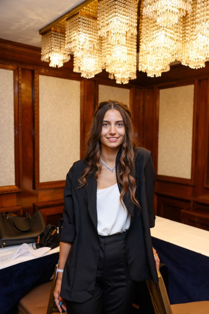 Để mặt mộc đi thi, người đẹp vào chung kết Hoa hậu Anh gây sốt - Ảnh 2.