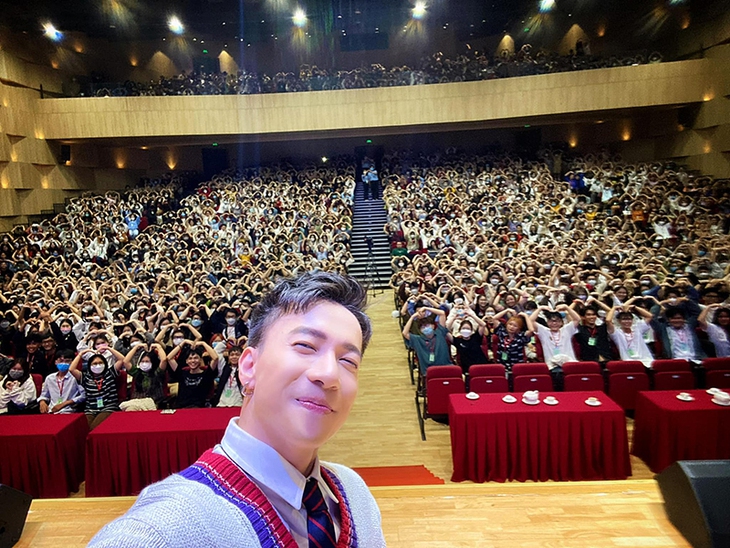 Ảnh vui sao Việt 5-10: Midu bị bạn bè ‘đánh úp’ mừng sinh nhật - Ảnh 2.