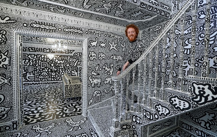 Chàng họa sĩ dành hai năm thanh xuân vẽ Doodle toàn bộ dinh thự - Ảnh 1.