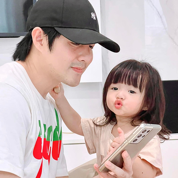 Ảnh vui sao Việt 10-10: Con gái Đông Nhi ‘làm điệu’ cưng xỉu - Ảnh 1.