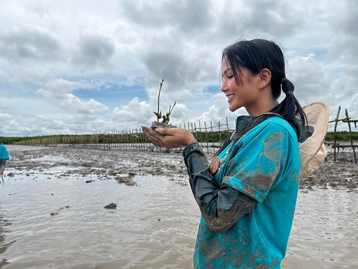 Ảnh vui sao Việt 10-10: Con gái Đông Nhi ‘làm điệu’ cưng xỉu - Ảnh 2.