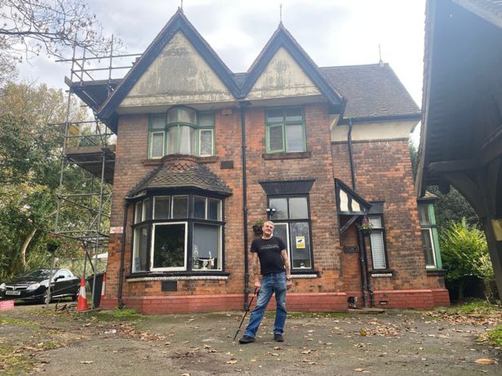 Người đàn ông xây nhà giữa nghĩa trang vì hàng xóm đông đúc nhưng hiền lành - Ảnh 1.