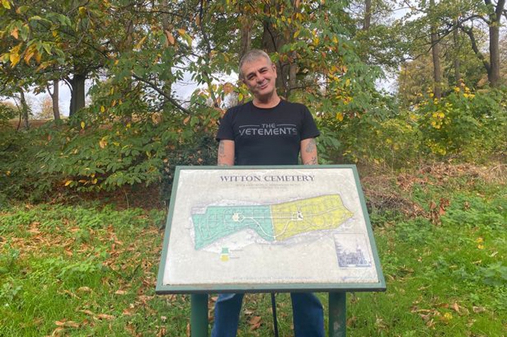 Người đàn ông xây nhà giữa nghĩa trang vì hàng xóm đông đúc nhưng hiền lành - Ảnh 2.