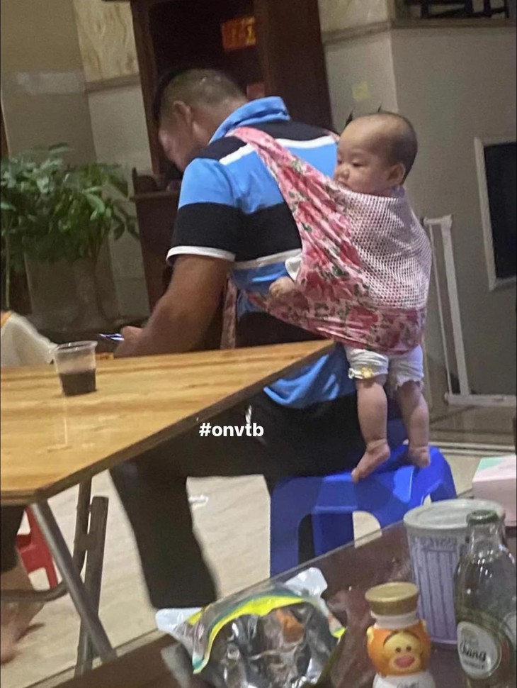 Ảnh vui 11-11: Chú chó hóa báo cưng - Ảnh 2.