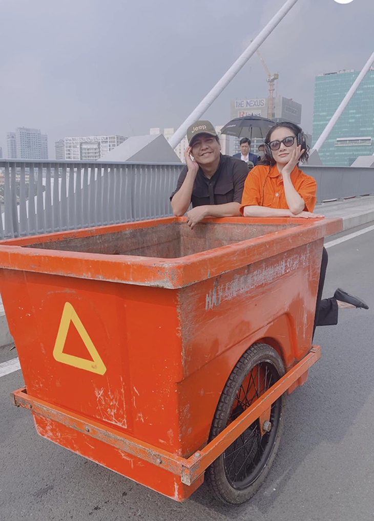 Ảnh vui sao Việt 11-11: Lê Thúy đội mưa đi nổ bỏng gạo cho chồng - Ảnh 3.