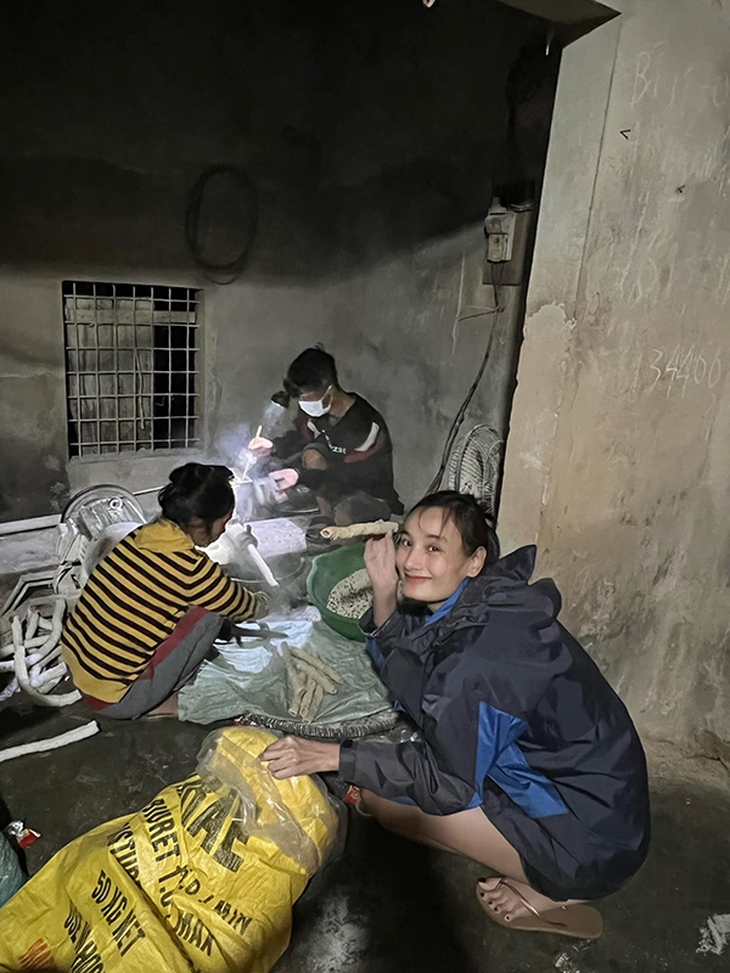 Ảnh vui sao Việt 11-11: Lê Thúy đội mưa đi nổ bỏng gạo cho chồng - Ảnh 1.