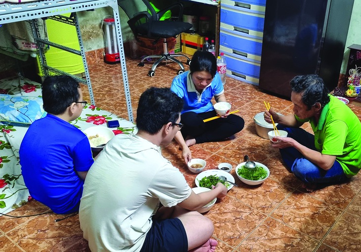 Công nhân trong cơn bão cắt giảm - Ảnh 2.