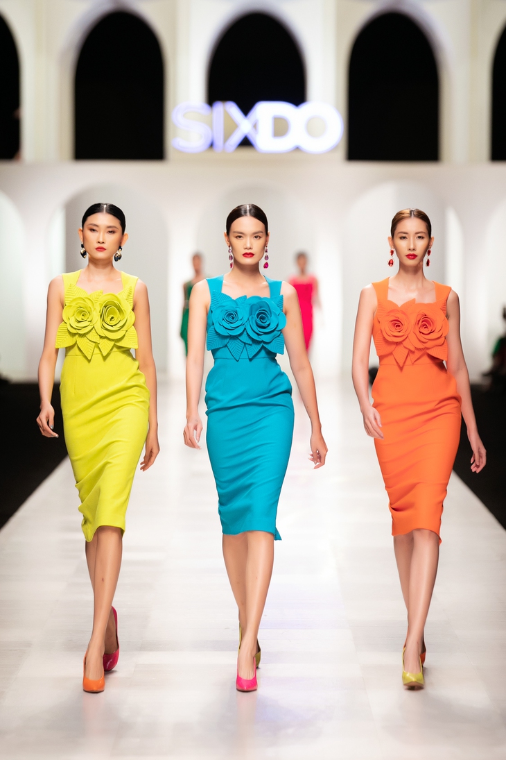 Nhà thiết kế Đỗ Mạnh Cường mang gia đình 10 con lên sô diễn cá nhân - Ảnh 7.