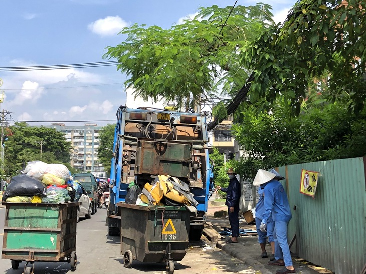 Vứt nệm cũ ở TP.HCM: Có người gom, nhưng không biết chở đi đâu - Ảnh 1.