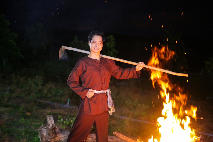 Ngọc Sơn mặc áo bà ba, làm vườn trong MV mới - Ảnh 5.