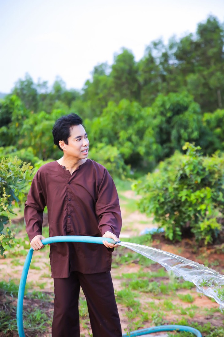 Ngọc Sơn mặc áo bà ba, làm vườn trong MV mới - Ảnh 4.