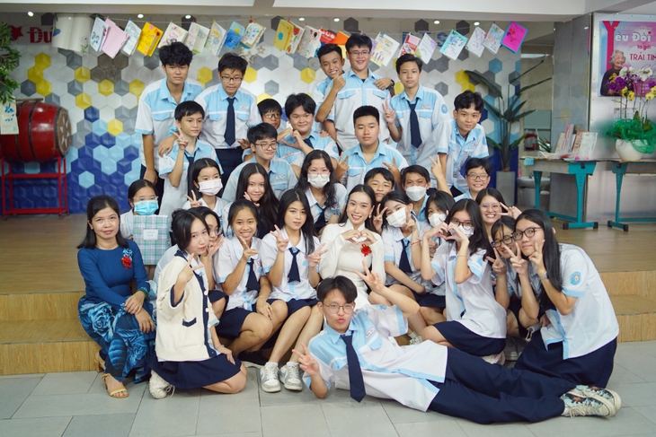 Hoa hậu Ban Mai xinh tươi về thăm trường cũ, giao lưu truyền cảm hứng cho đàn em - Ảnh 1.