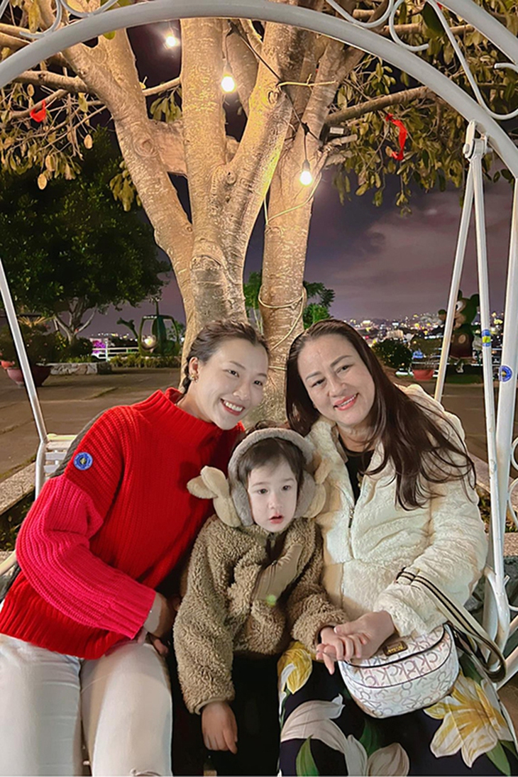 Ảnh vui sao Việt 18-11: Gia đình Đông Nhi đi xe máy khám phá Hà Nội - Ảnh 10.