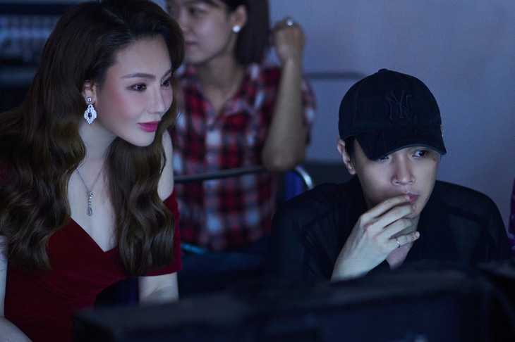 Ngạc nhiên chưa khi biết danh tính đạo diễn đứng sau 15 MV nhạc phim Hạnh phúc máu - Ảnh 1.