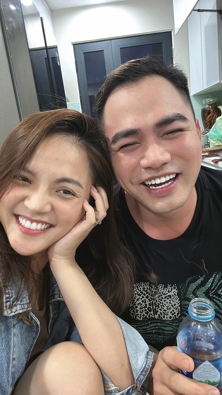 Ảnh vui sao Việt 18-11: Gia đình Đông Nhi đi xe máy khám phá Hà Nội - Ảnh 3.