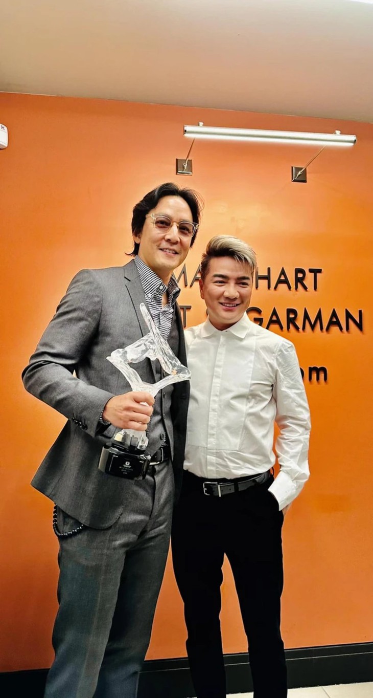 Đàm Vĩnh Hưng khoe ảnh chụp cùng Ngô Ngạn Tổ tại Mỹ - Ảnh 1.