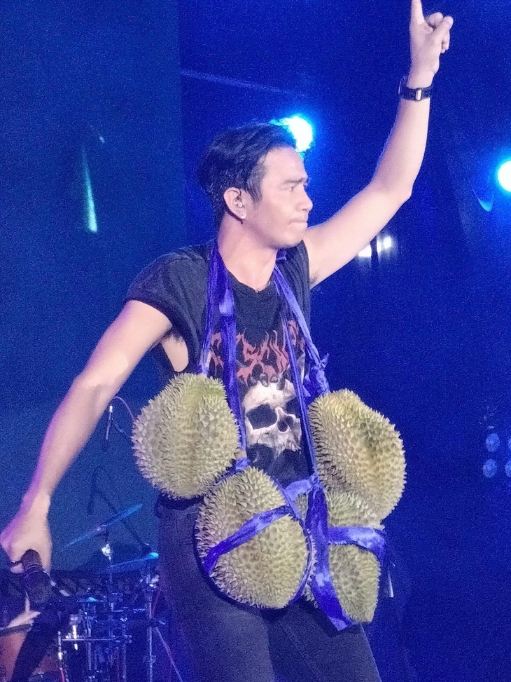 Đỡ không nổi với loạt quà hàng hiệu fan tặng cho các ngôi sao - Ảnh 2.