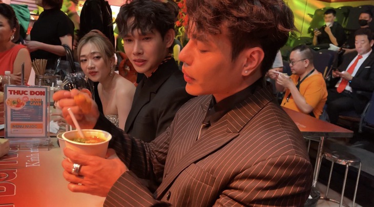 Lê Dương Bảo Lâm ‘ra dẻ’ trổ tài ăn uống ‘xì tai’ điện ảnh - Ảnh 3.