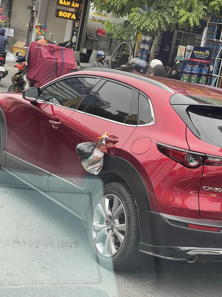 Ảnh vui 20-11: Gà treo lủng lẳng bên hông ô tô - Ảnh 1.