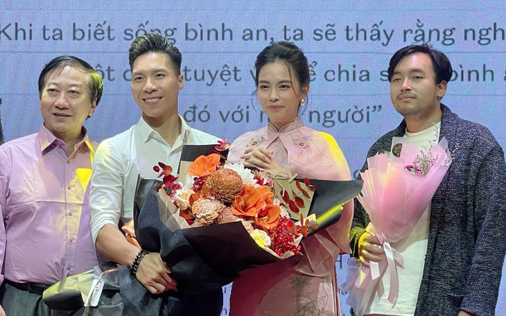 Học trò tri ân cô giáo O Sen - Ngọc Mai nhân ngày 20-11