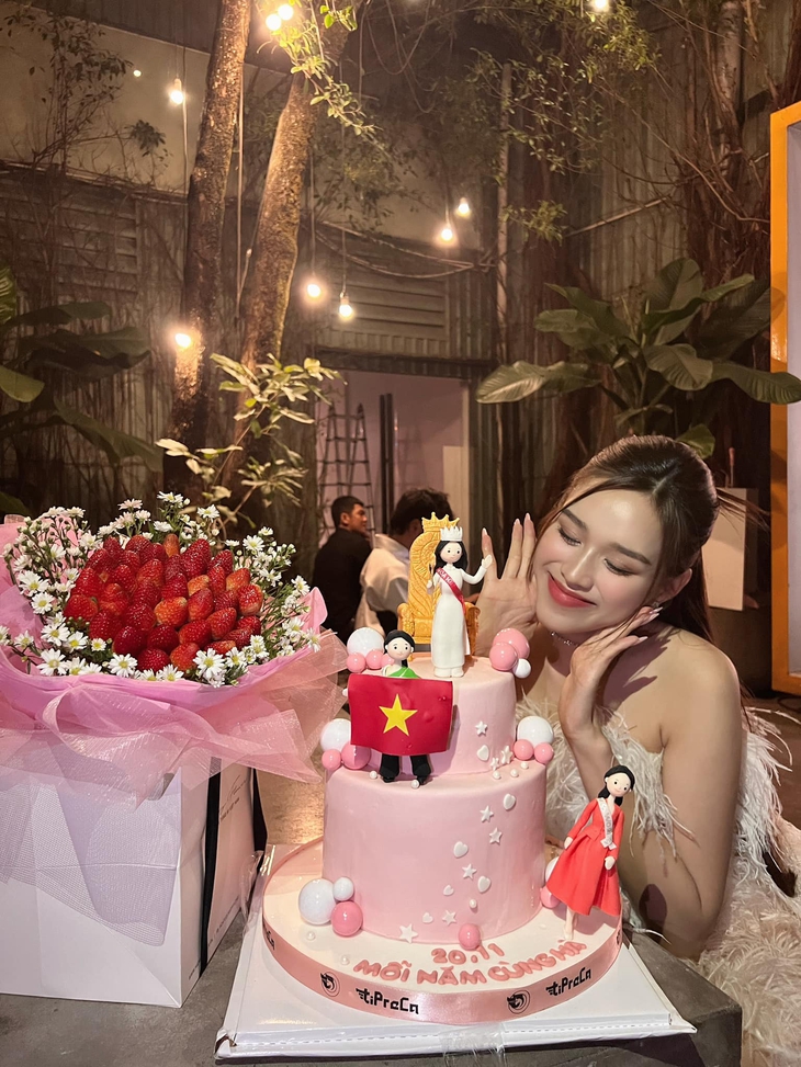 Loạt quà độc lạ fan tặng Đỗ Thị Hà nhân 2 năm đương nhiệm - Ảnh 2.