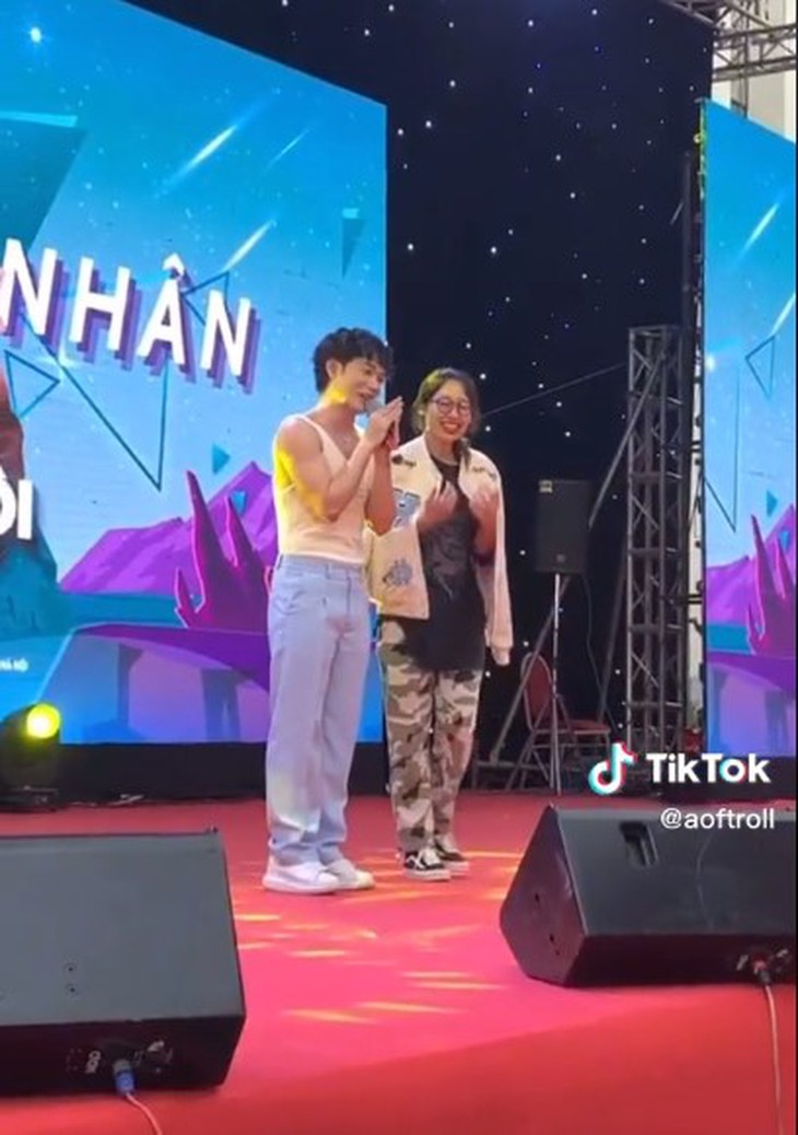 Trúc Nhân được khen ngợi khi cởi áo tặng fan - Ảnh 4.