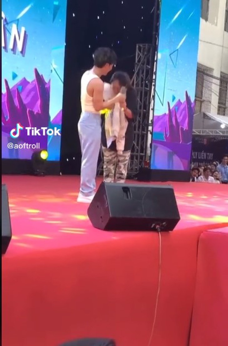 Trúc Nhân được khen ngợi khi cởi áo tặng fan - Ảnh 3.