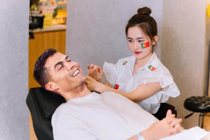 Ảnh vui 25-11: Bồ Đào Nha thắng, ai tên Ronaldo được lấy ráy tai miễn phí - Ảnh 1.