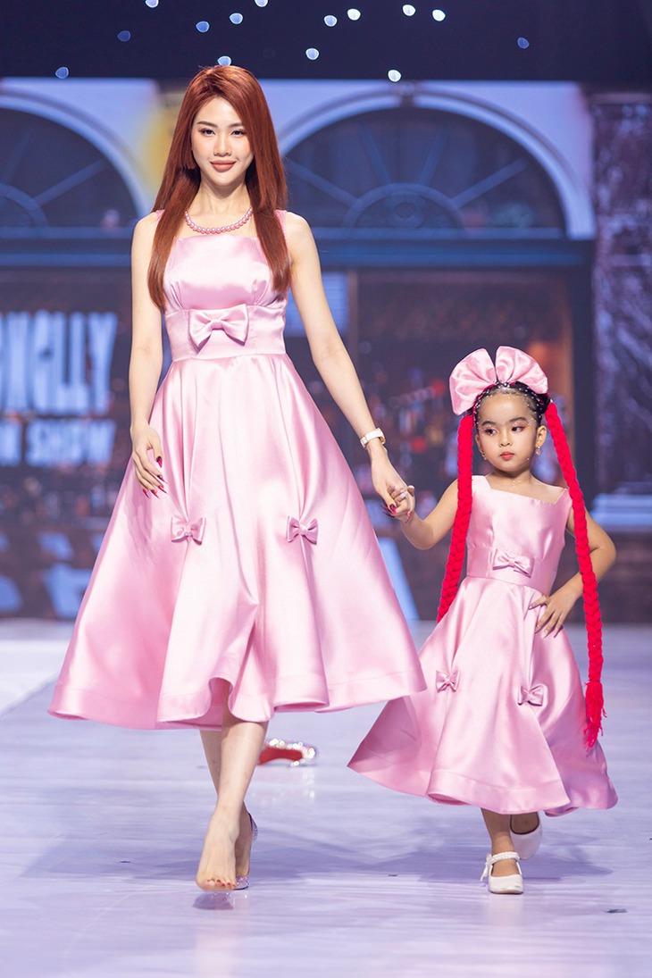 Siêu mẫu Bùi Quỳnh Hoa đánh rơi giày và màn xử lý cực đỉnh - Ảnh 11.