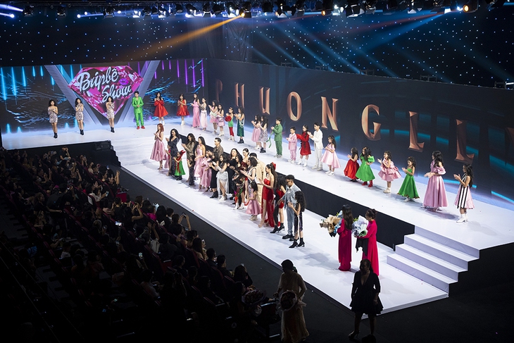 Siêu mẫu Bùi Quỳnh Hoa đánh rơi giày và màn xử lý cực đỉnh - Ảnh 1.