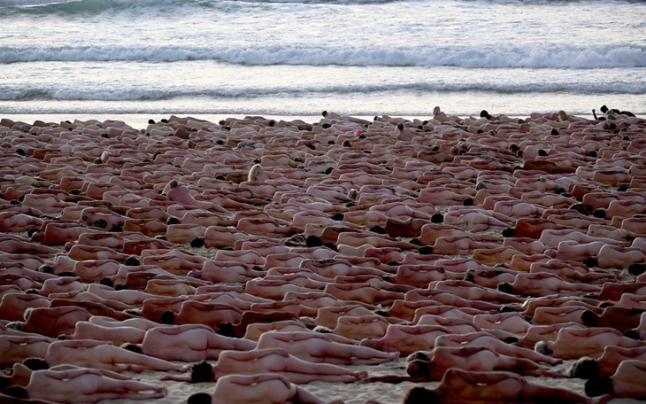 Hàng ngàn người khỏa thân trên bãi biển của Úc chụp ảnh tập thể