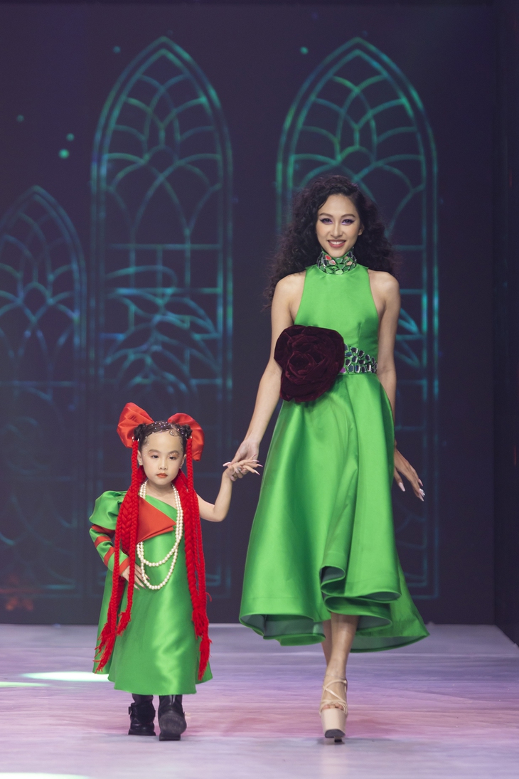 Siêu mẫu Bùi Quỳnh Hoa đánh rơi giày và màn xử lý cực đỉnh - Ảnh 9.