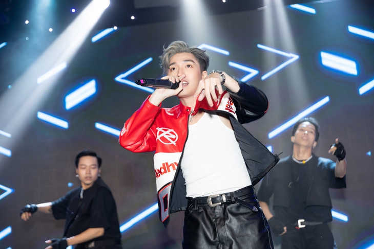 Choáng: Cody Nam Võ được fan tặng bó hoa hình vương miện, kết bằng tiền thật - Ảnh 6.