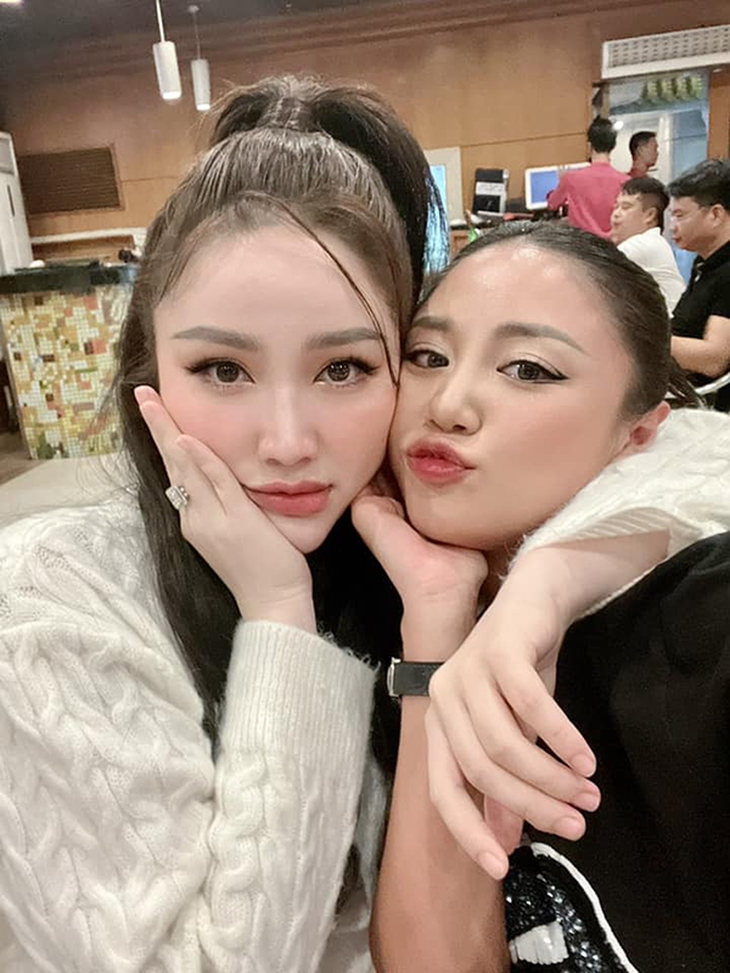 Ảnh vui sao Việt 3-11: Hoa hậu HHen Niê tươi rói bên MC Quyền Linh - Ảnh 2.