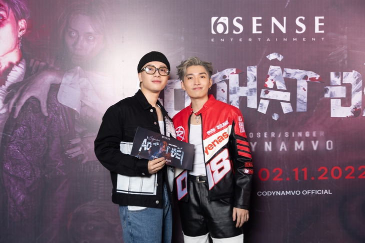 Choáng: Cody Nam Võ được fan tặng bó hoa hình vương miện, kết bằng tiền thật - Ảnh 9.