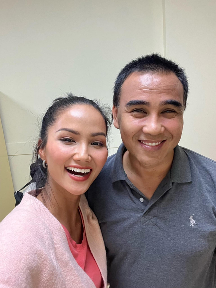 Ảnh vui sao Việt 3-11: Hoa hậu HHen Niê tươi rói bên MC Quyền Linh - Ảnh 1.