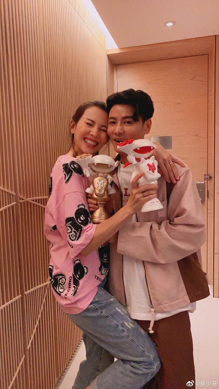 ‘Cựu hoa đán TVB Thái Thiếu Phân giản dị ăn quán ven đường, nhan sắc gây ‘choáng - Ảnh 4.