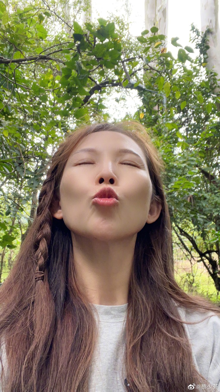 ‘Cựu hoa đán TVB Thái Thiếu Phân giản dị ăn quán ven đường, nhan sắc gây ‘choáng - Ảnh 2.