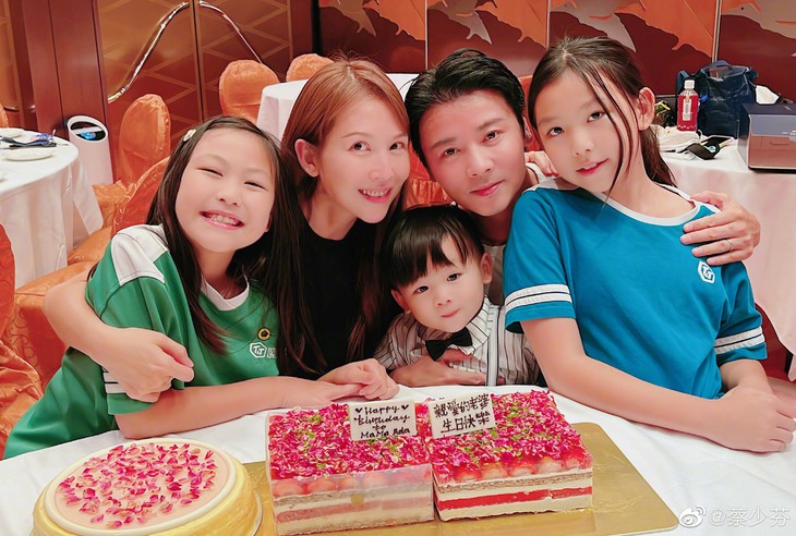 ‘Cựu hoa đán TVB Thái Thiếu Phân giản dị ăn quán ven đường, nhan sắc gây ‘choáng - Ảnh 3.