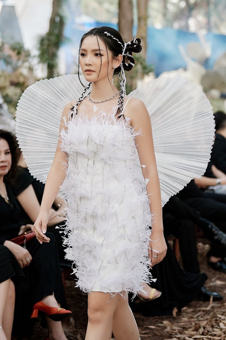 Hoa hậu Mutya Datul diện đầm 20kg, chật vật catwalk giữa rừng - Ảnh 7.