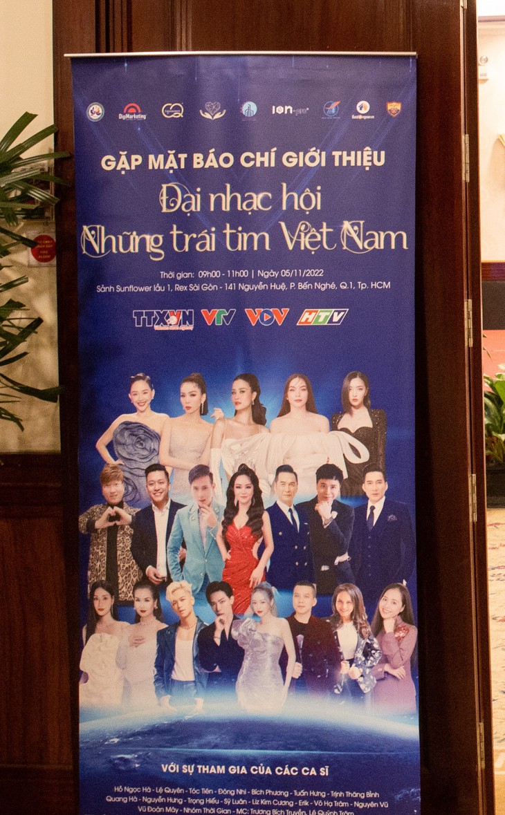 Tranh cãi vị trí của Hồ Ngọc Hà, Lệ Quyên trên poster show cộng đồng sao lạ quá! - Ảnh 1.