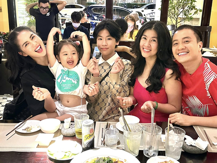 Ảnh vui sao Việt 7-11: Elly Trần ‘tấu hài’ cùng hai con - Ảnh 2.