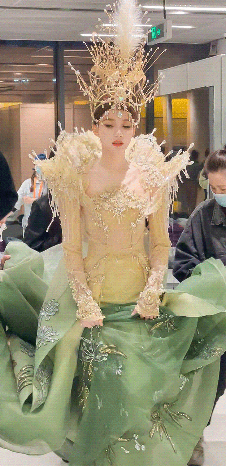 Tôn Di như nữ thần trong Lễ trao giải Kim Ưng, nhưng có gì đó sai sai! - Ảnh 5.