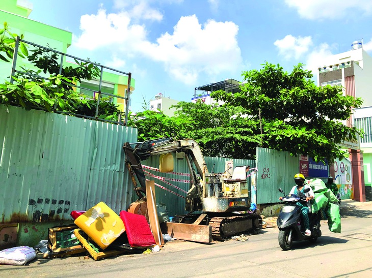 Vứt nệm cũ ở TP.HCM: Có người gom, nhưng không biết chở đi đâu - Ảnh 2.