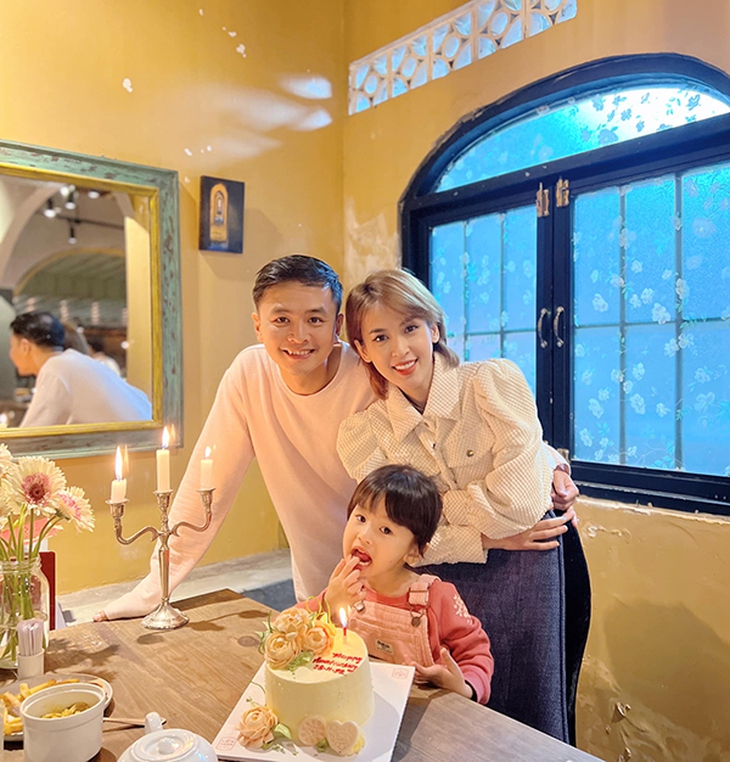 Ảnh vui sao Việt 9-11: Đức Thịnh cười tít mắt khi được vợ hôn - Ảnh 7.