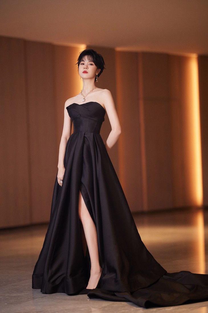 Đêm hội Weibo: Tiêu Chiến như ngủ gật, Úc Khả Duy giấu album trong váy cùng loạt tình huống hài hước - Ảnh 3.