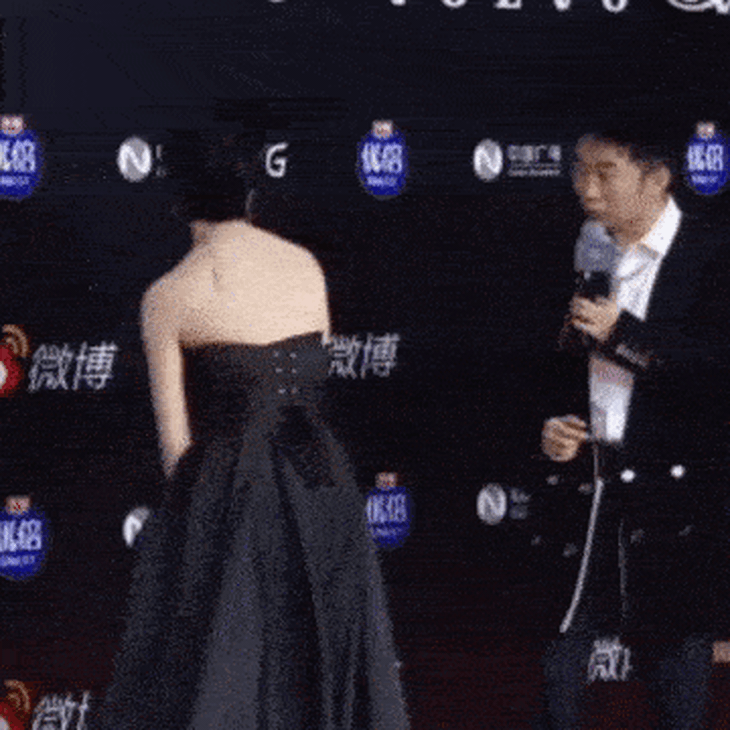 Đêm hội Weibo: Tiêu Chiến như ngủ gật, Úc Khả Duy giấu album trong váy cùng loạt tình huống hài hước - Ảnh 4.