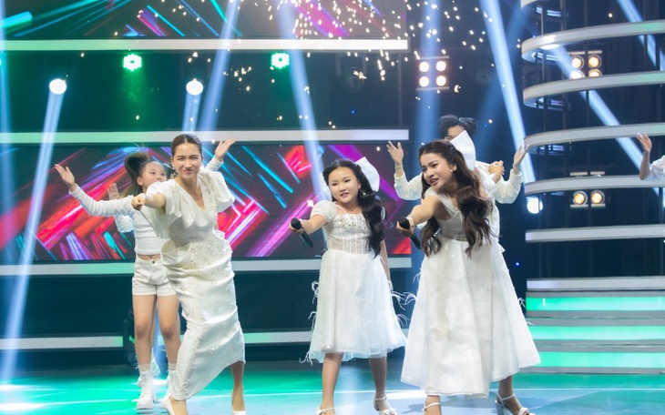 Xuất hiện... 3 Hòa Minzy quẩy cực sung ở 