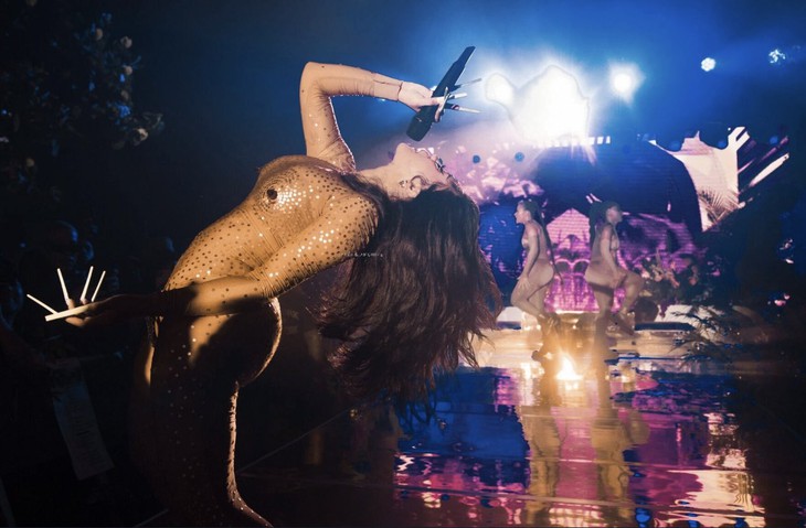 Xuất hiện 35 phút, Cardi B đã bỏ túi 1 triệu USD - Ảnh 2.